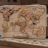 Открывать что-то новое это всегда так интересно и увлекательно! А открывать перед собой целый мир, богатый удивительными природными явлениями и необычными экзотическими животными – это же настоящее приключение!  ЛисКидс дарит вам уникальную возможность познакомиться со всеми континентами и их обитателями как можно ближе с помощью деревянной карты «Наш мир».  Играть с такой картой будет интересно не только детям, но и взрослым. Вместе со своим ребёнком вы вспомните, где живут слоны и жирафы, в каком океане м