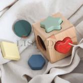 Сортер – такая простая, но такая увлекательная игра! Вкладыши разных форм и цветов обязательно заинтересуют вашего малыша, и он старательно будет искать для каждой фигурки свой «домик». Вы увидите, какие непередаваемые эмоции отразятся на лице вашего ребёнка, когда у него получится правильно разместить все вкладыши!  А когда кроха обнаружит, что фигурки могут ещё и звенеть, то он будет просто в восторге!  Эко-сортер «ЛисКуб» подходит для игры с детьми от 1 до 2 лет, но начать изучать цвета и формы можно с м