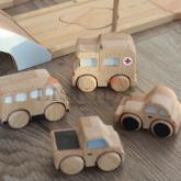 С раннего возраста дети обожают играть с машинками. Эта игра не только необычайно увлекательна, но и безусловно полезна в плане развития основных навыков у малышей. Играя с набором деревянных машинок от ЛисКидс, ребёнок развивает такие важнейшие качества, как координация, мелкая моторика, логическое и творческое мышление, фантазия и воображение, умение взаимодействовать с другими детьми. Получает знания о свойствах материалов, перемещении предметов в пространстве.  Предложите ребёнку эко-набор машинок от Ли