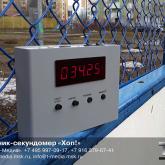 Спортивный Счетчик-секундомер «Хоп!»  Счетчик-секундомер «Хоп!» является дополнительным аксессуаром к Регистратору касаний «Хоп!», но может также использоваться самостоятельно в качестве настольного секундомера с ручным или дистанционным управлением. Счетчик-секундомер позволяет также подсчитывать количество нажатий на диск Регистратора (сгибание и разгибание рук в упоре лежа) или продолжительность непрерывного нажатия на диск при выполнении статичных упражнений, например, упражнения «Планка».