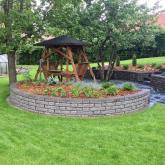 Садовая клумба