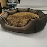 Лежак комплектуется по обсуждению: либо односторонней подушкой (ткань или мех, вторая сторона спандбонд), либо двусторонней подушкой - ткань+ мех, ткань + ткань. Расцветки, фактуры и виды тканей в огромном ассортименте, неторые коллекции имеются только у нас. Работаем с рогожкой, микровелюром, спандбондом и оксфордом. Наполнитель - гипоаллергенный синтепух.  