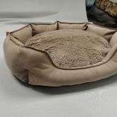 Лежак комплектуется по обсуждению: либо односторонней подушкой (ткань или мех, вторая сторона спандбонд), либо двусторонней подушкой - ткань+ мех, ткань + ткань. Расцветки, фактуры и виды тканей в огромном ассортименте, неторые коллекции имеются только у нас. Работаем с рогожкой, микровелюром, спандбондом и оксфордом. Наполнитель - гипоаллергенный синтепух.  