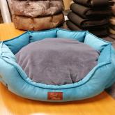 Лежак комплектуется по обсуждению: либо односторонней подушкой (ткань или мех, вторая сторона спандбонд), либо двусторонней подушкой - ткань+ мех, ткань + ткань. Расцветки, фактуры и виды тканей в огромном ассортименте, неторые коллекции имеются только у нас. Работаем с рогожкой, микровелюром, спандбондом и оксфордом. Наполнитель - гипоаллергенный синтепух. 