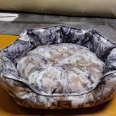 Лежак комплектуется по обсуждению: либо односторонней подушкой (ткань или мех, вторая сторона спандбонд), либо двусторонней подушкой - ткань+ мех, ткань + ткань. Расцветки, фактуры и виды тканей в огромном ассортименте, неторые коллекции имеются только у нас. Работаем с рогожкой, микровелюром, спандбондом и оксфордом. Наполнитель - гипоаллергенный синтепух. 