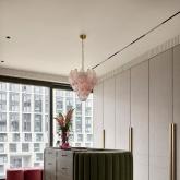 Гардеробная с тканевыми фасадами и островом — изготовление Creative Interiors