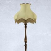 Создайте атмосферу уюта и стиля в вашем интерьере с этим элегантным торшером ТБ-2.Пс11 из массива дерева. Изготовленный вручную, он сочетает в себе природную красоту древесины и современный дизайн, что делает его идеальным дополнением для любого помещения — от гостиной до спальни. А бежевый абажур с внутренней подкладкой-отражателем создаст мягкое и уютное свечение.