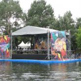 Плавучая площадка из модульных понтонов 2FLOAT для сцены на воде