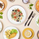 Блюда на витрину, доставляются в высокой степени готовности и презентабельном виде.