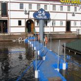 Плавучий мост с леерным ограждением из модульных понтонов 2FLOAT