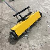 Магнитный сборщик Проф-Магнит 550 мм с системой быстрой очистки легко соберет металлический мусор с любых поверхностей: бетон, трава, графий, асфальт, песок.