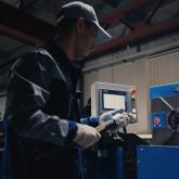 Процесс обжимки рукава