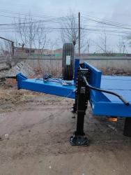 Низкорамный прицеп с трапами для перевозки спецтехники