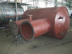 На верхней части располагается горловина (горловины) для установки емкостного оборудования (люка-лаза, уровнемера, датчиков, сигнализаторов и др.).