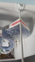 Европодвес с QR кодом на штанге в витрине на  термоупаковке со шлангом