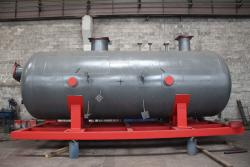 Эти емкости имеют стандартную конструкцию агрегата для разделения нефтегазовой смеси. Они комплектуются отбойником, перегородками из ПВЛ, каплеуловителей, пеногасителем, входными/выходными штуцерами.