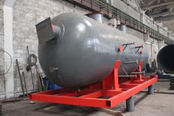 Эти емкости имеют стандартную конструкцию агрегата для разделения нефтегазовой смеси. Они комплектуются отбойником, перегородками из ПВЛ, каплеуловителей, пеногасителем, входными/выходными штуцерами.