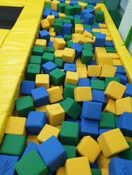 Мягкая яма с наполнением поролоновыми кубиками