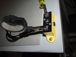 Пример крепления антистатической заземляющей панели на рабочем столе. (провод заземления подведен снизу)