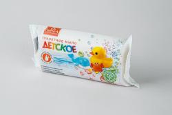 Мыло туалетное  «Детское» марка (Д). Мыло обладает невероятным свежим ароматом, нежно очищает и увлажняет кожу, прекрасно пенится. Это уникальное мыло произведено из высококачественного натурального сырья. Его гипоаллергенный состав не вызывает раздражений. Подходит для всех типов кожи.  Состав: натриевые соли натуральных жиров, пальмовое, кокосовое масло,  вода, хлорид натрия, парфюмерная композиция, диоксид титана, антал.