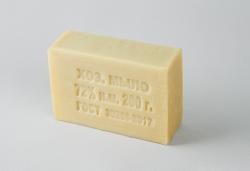 Хозяйственное мыло применяется для ручной стирки изделий из различных типов тканей, удаления  пятен. Мыло изготавливается из натурального сырья, благодаря чему обладает высокой моющей способностью и образует обильную пену, не раздражает кожу и не вызывает аллергических реакций Состав: натриевые соли жирных кислот натуральных жиров и масел, вода, сода кальцинированная.