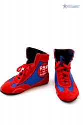 Модель RSM  легкая, мягкая, без грубых, жестких и выступающих элементов и швов. Все швы заделаны внутрь. Борцовки анатомической формы с учетом голеностопа спортсмена, голень в области лодыжек защищается мягкими прокладками, высота голенища ботинка не более10 см. от нижнего края латеральной (наружной) лодыжки. При шнуровании, голенище плотно облегает голень. Борцовки RSM предназначены для тренировок и выступления на соревнованиях на ковре для борьбы Самбо. Не рекомендуется ходить в борцовках вне ковра. Для в