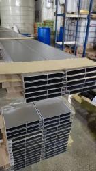 Бортовая доска верхняя (8507023; 5090) длина 6,5 м    Длина: 6,5 мм Ширина: 215 мм Высота: 25 мм  Цена указана за 1 метр погонный.  Страна-производитель: Россия, СПб Работа по безналу с НДС.   Специальные цены и условия для производителей бортов, фургонов и спецтранспорта. Работаем без посредников, Мы - производитель профиля.  Производство алюминиевого профиля по вашим чертежам и образцам.    В наличии на производстве в СПб: Бортовая доска средняя (8507025-2; 5092-2; 222 мм) длина 3,25 м, 6,5 м Бортовая дос