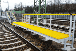 Конструкция для железнодорожной станции: настил и перила, ограждения 