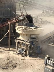 Дробилка оснащена двумя боковыми двигателями через ременную передачу. Благодаря данной модификации нагрузка на узлы оборудования становится более равномерной, что снижает риски выхода оборудования из строя.