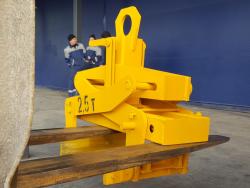 Клещевой захват для фундаментных блоков