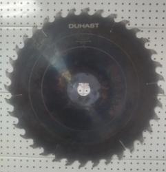 Дисковая пила DUHAST 600*50*3,8/5,6*z36 (торцовочная) предназначена для распиловки древесины различных пород на кромкообрезных станках. Пила оснащена твердосплавными напайками на зубьях.