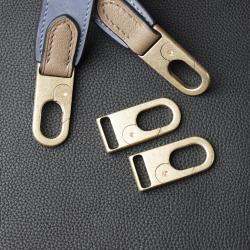 Карабин для сумки из латуни.