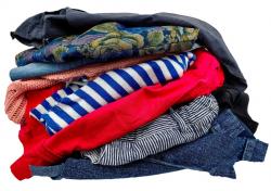 Ветошь обтирочная (Стандарт)  Упаковка: полиэтиленовый мешок  Масса: 10кг Объем: 0,03 Состав: 50% хб 50% смесоых и синтетических тканей   Гарантированно - стабильное качество!!!  Происхождение Ветошь "Стандарт" - это переработанная одежда second-hand из смесовых , а также плотных и грубых х/б тканей: трикотажные толстовки, майки, пуловеры, водолазки; вельветовые и джинсовые брюки, юбки, рубашки, комбинезоны;спецодежда; брюки, юбки, безрукавки и т.п. Куски неправильной формы размером примерно 40х60 см. Колич