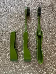 Зубная щётка мод Складная "Для Вежливых людей",однокомпонентная ручка,  с фиксатором, щетина средняя 