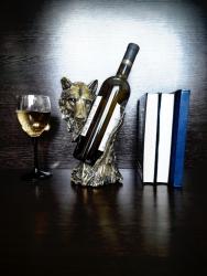 волк золотистый вид спереди с бутылкой