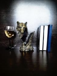 волк золотистый вид спереди