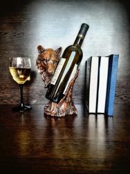 волк медный вид спереди с бутылкой