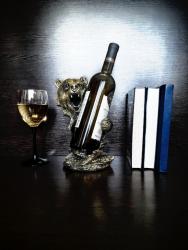 медведь золотистый вид спереди с бутылкой