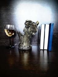 тигр золотистый вид сзади