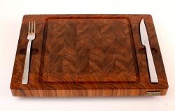 Торцевая разделочная доска для стейка с приборами.