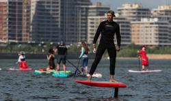 человек летящий над водой на электрогидрофойле серфинге с подводным крылом и электро мотором