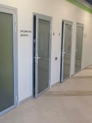 Алюминиевые двери в коммерческом помещении