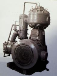 Компрессор 305ВП-30/8 стационарный, поршневой, крейцкопфный, двухступенчатый, угловой, с водяным охлаждением, со смазкой цилиндров и сальников.