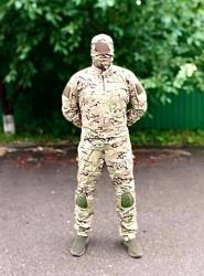 Описание: Костюм тактический летний «Росомаха» состоит из куртки и брюк. Куртка летняя, полуприлегающего силуэта, типа «анорак», с центральной застежкой на молнию по переду, закрытой с изнанки ветрозащитной планкой, снаружи — ветрозащитным клапаном, огибающим воротник. Воротник стойка. На рукавах куртки, в области плеча, расположен накладной карман с наклонным входом, с патчем для эмблем. Брюки прямого силуэта, слегка зауженные книзу, с застежкой на молнию в среднем шве передних половинок брюк, с поясом. По