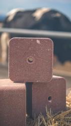 Соль-лизунец "Лимисол-АНТИКЕТОЗ ТРАНЗИТ" коричневого цвета весом 5 кг круглой и квадратной формы, а также квадратный брикет весом 20кг, фасуется в коробки из гофрокартона по 4 штуки и в термоусадочную пленку.