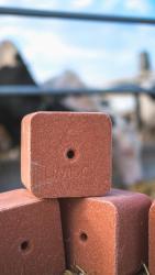 Соль-лизунец "Лимисол-МУСТАНГ" коралового цвета весом 5 кг круглой и квадратной формы, а также квадратный брикет весом 20кг, фасуется в коробки из гофрокартона по 4 штуки и в термоусадочную пленку.