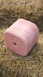 Соль-лизунец "Лимисол-КЗМ" розового цвета весом 5 кг круглой и квадратной формы, а также квадратный брикет весом 20кг, фасуется в коробки из гофрокартона по 4 штуки и в термоусадочную пленку.