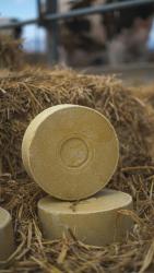 Соль-лизунец "Лимисол-МС" желтого цвета весом 5 кг круглой и квадратной формы, а также квадратный брикет весом 20кг, фасуется в коробки из гофрокартона по 4 штуки и в термоусадочную пленку.