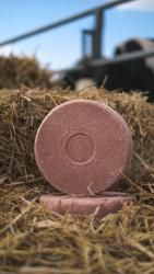 Соль-лизунец "Лимисол-Ягмедь" оранжевого цвета весом 5 кг круглой и квадратной формы, а также квадратный брикет весом 20кг, фасуется в коробки из гофрокартона по 4 штуки и в термоусадочную пленку.