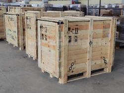 Усиленные деревянные ящики, изготовленные по экспортным стандартам и требованиям ISPM-15. Обеспечивают жёсткость, защиту от вибраций и безопасную фиксацию оборудования при долгой морской перевозке в Китай.